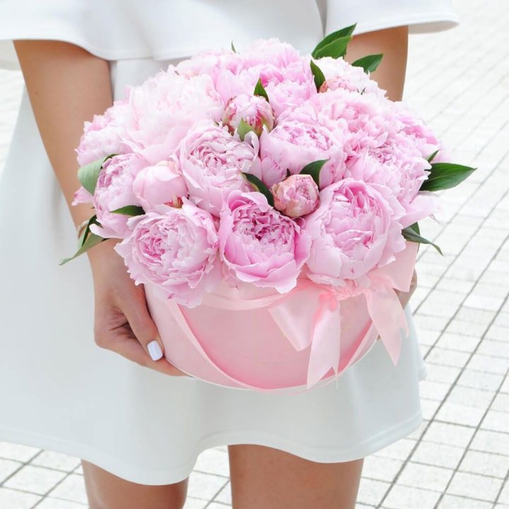 Пионы в шляпной коробке в Рыбинске