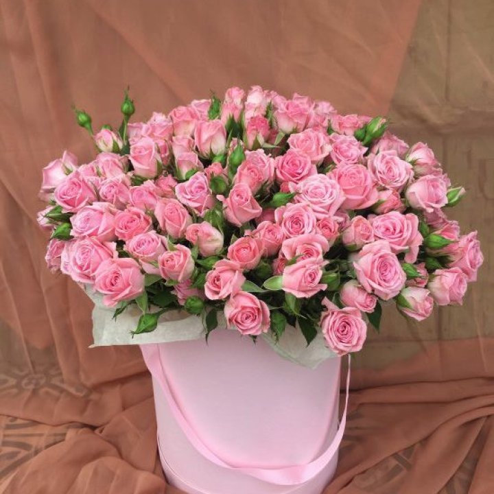 Кустовые розы в коробке в Рыбинске