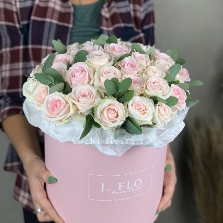 35 розовых роз в цилиндре в Рыбинске