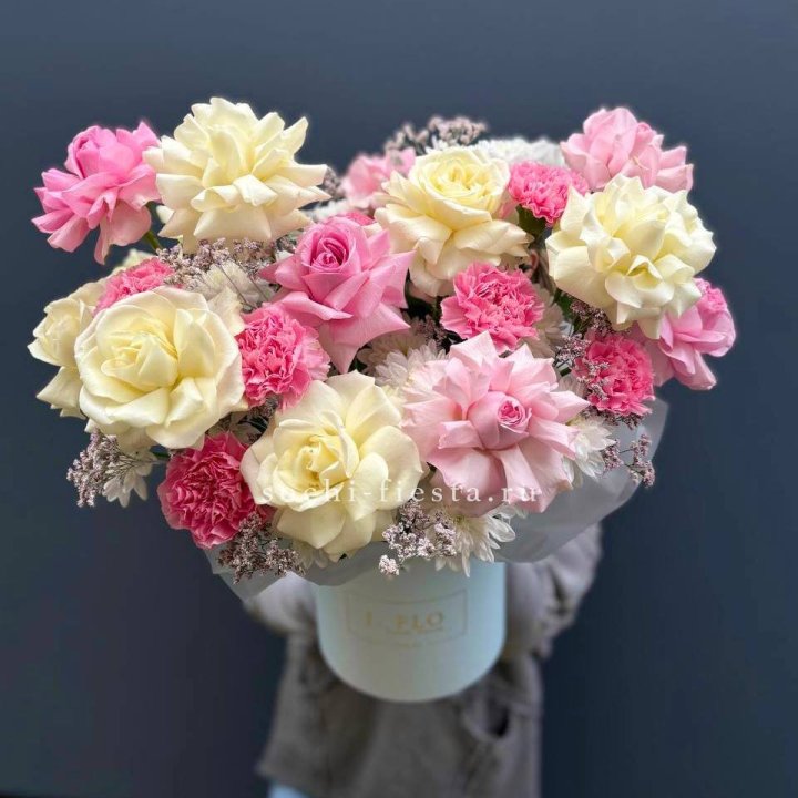 Коробка французских роз и диантусов "Бони" в Рыбинске