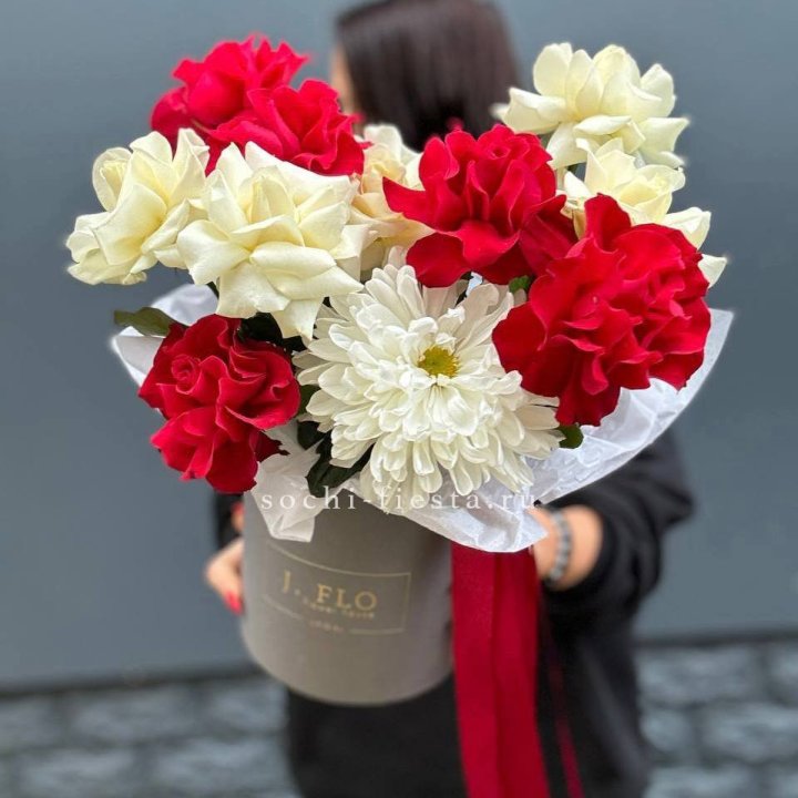 Французские розы с хризантемой в боксе в Рыбинске