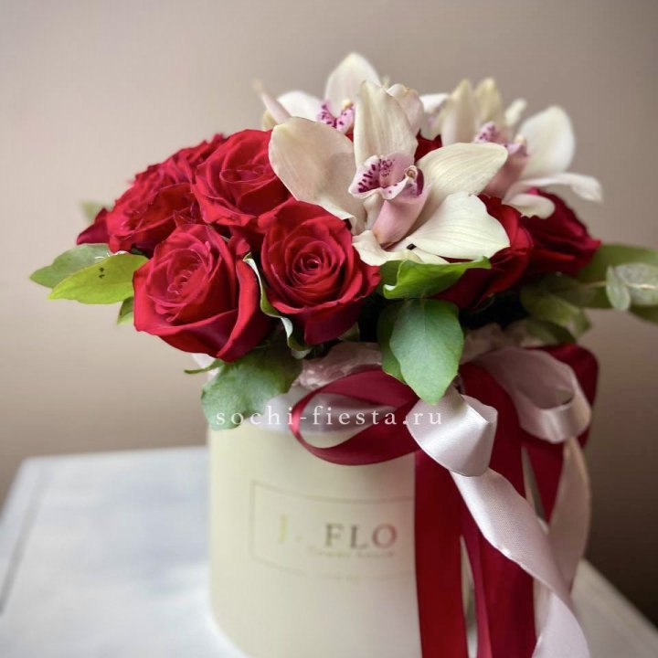 Розы и орхидеи в боксе в Рыбинске