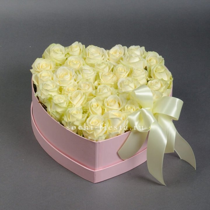 35 белых роз в коробке "Сердце" в Рыбинске
