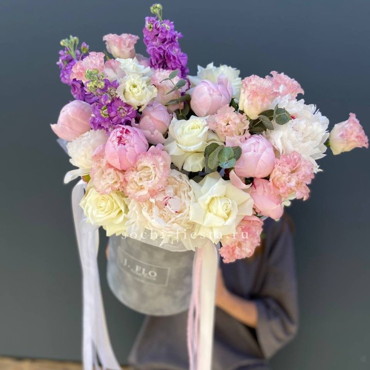 Дизайнерский цилиндр с пионами "Ривьера" в Рыбинске