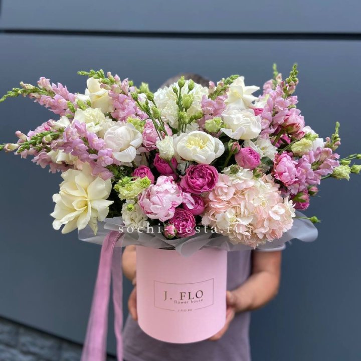 Дизайнерский цилиндр с пионами "Саманта" в Рыбинске