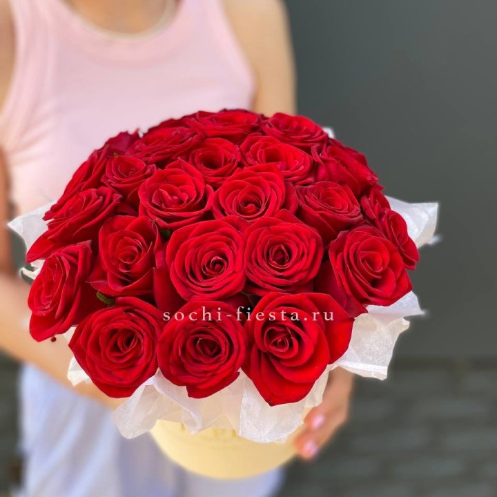 Красные розы в цилиндре в Рыбинске