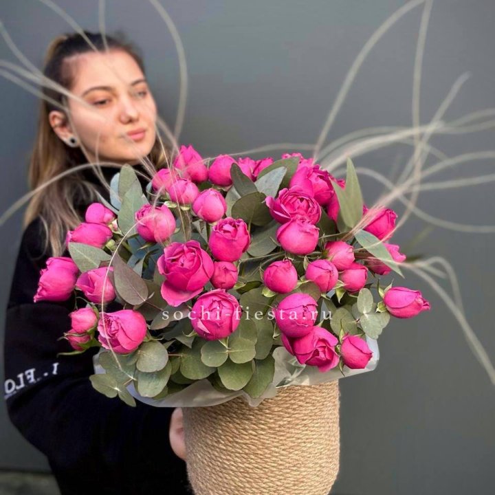 Пионовидные розы Мисти Бабблс в джутовом кашпо в Рыбинске