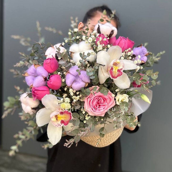 Орхидея и розы в джутовом кашпо в Рыбинске