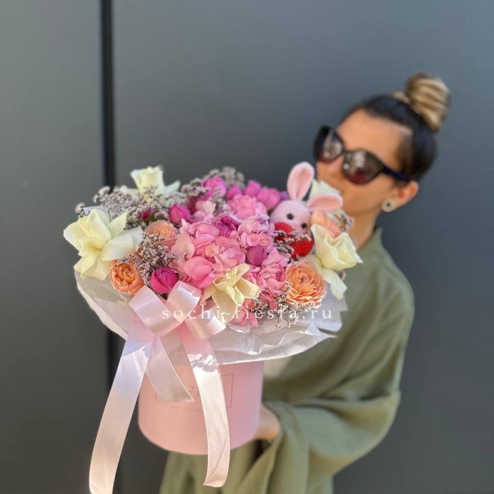 Дизайнерский цилиндр с игрушкой "Лола" в Рыбинске