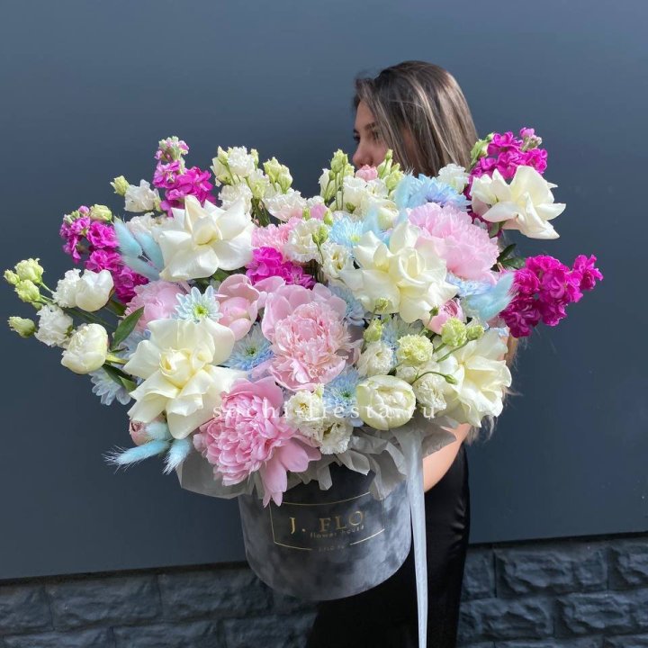 Дизайнерский цилиндр "Пионы гарден" в Рыбинске