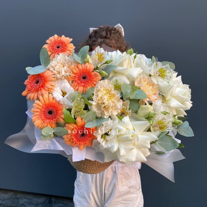 Розы и герберы в джутовом кашпо "Георгино" в Рыбинске