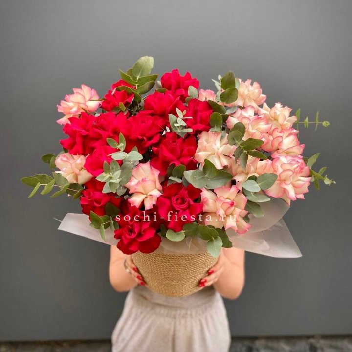 25 Французских роз в джутовом кашпо  в Рыбинске