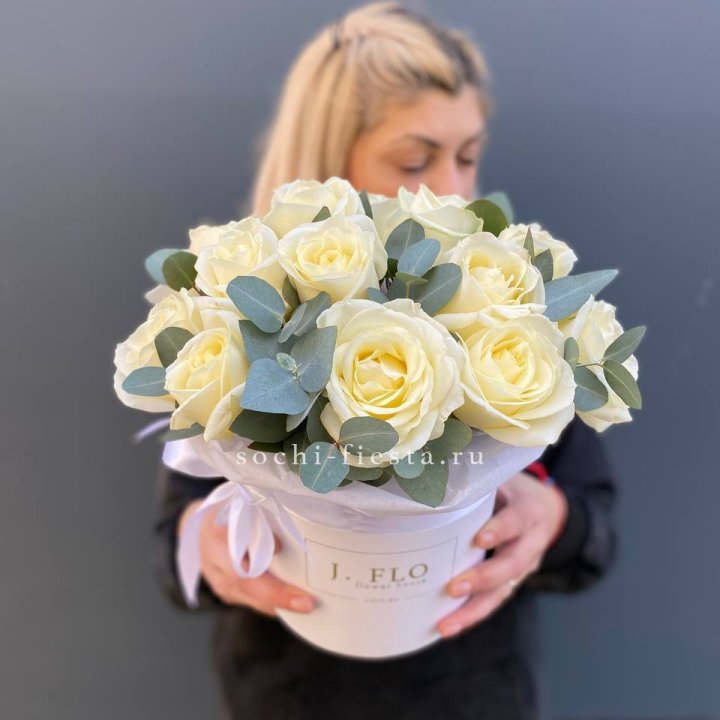 15 белых роз в боксе в Рыбинске