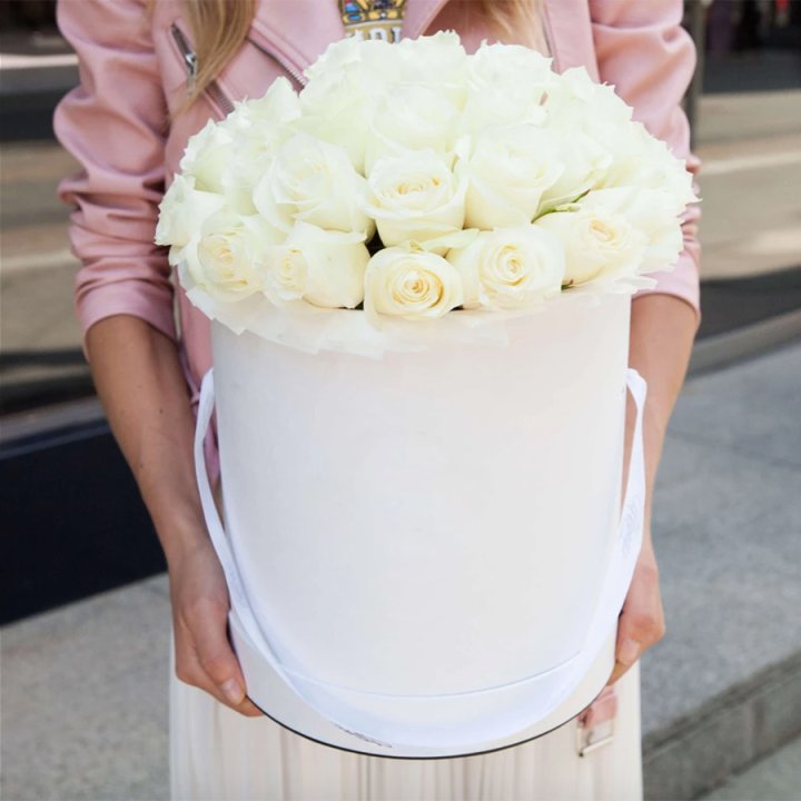 35 белых роз в цилиндре в Рыбинске