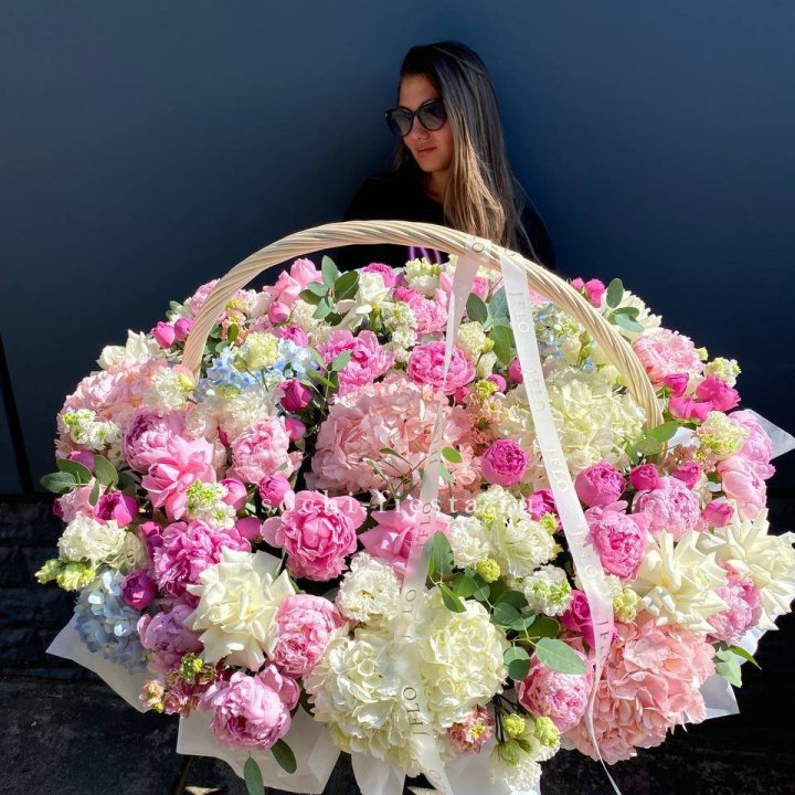 Цветочная корзина из пионов и пионовидных роз "Перфекте" в Рыбинске