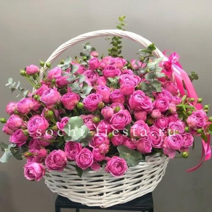 65 пионовидных кустовых роз в корзине в Рыбинске
