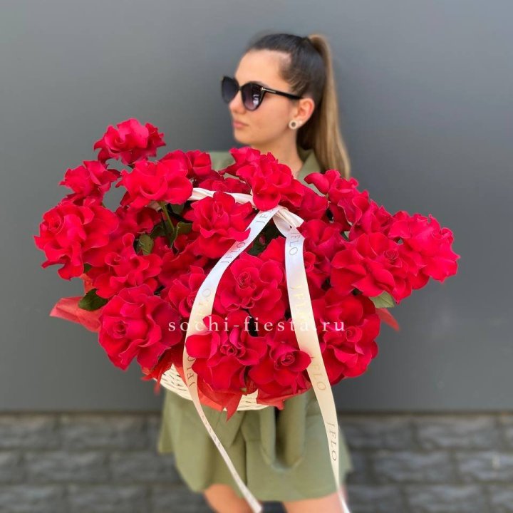 Красные французские розы в корзине в Рыбинске