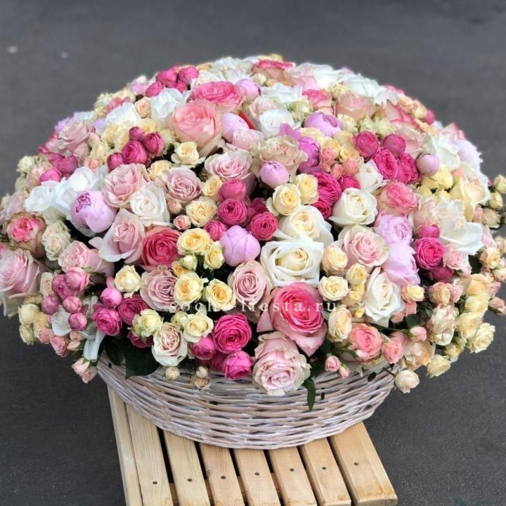 Цветочная корзина из пионов и пионовидных роз "Юниверсити" в Рыбинске