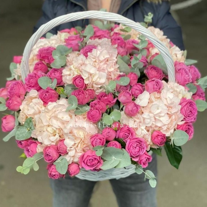 Корзина с гортензией и Мисти Баблс в Рыбинске