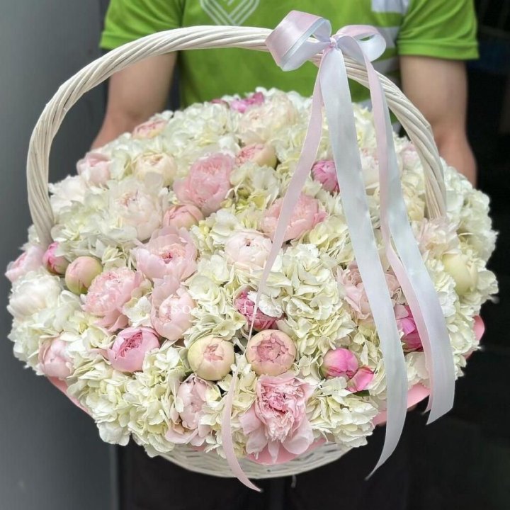 Премиум корзина гортензий и пионов в Рыбинске