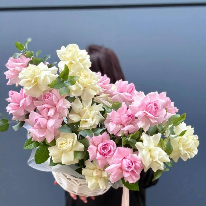 25 Французских роз в корзине в Рыбинске