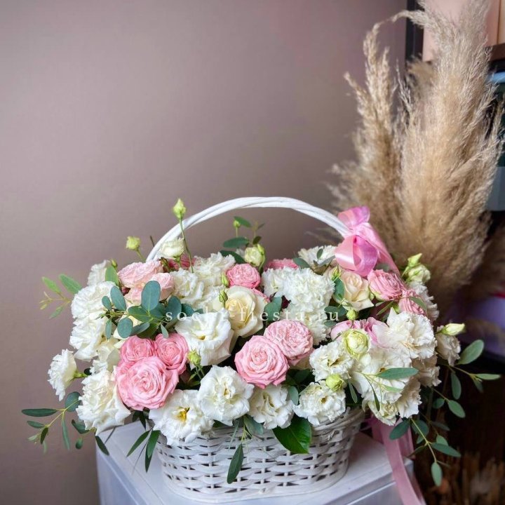 Цветочная корзина "Пинки вайт" в Рыбинске
