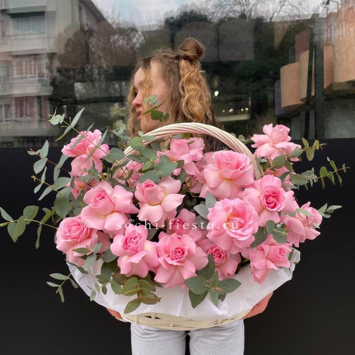 25 роз в цветочной корзине  в Рыбинске