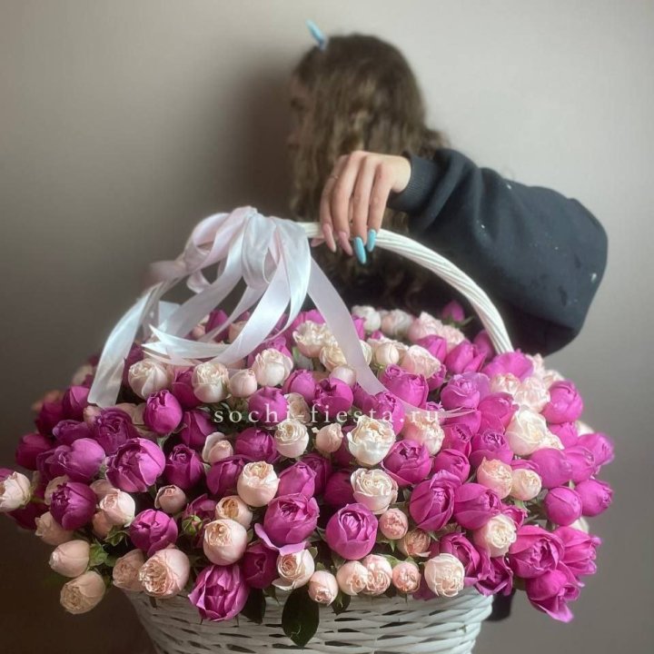 Премиум корзина пионовидных кустовых роз в Рыбинске