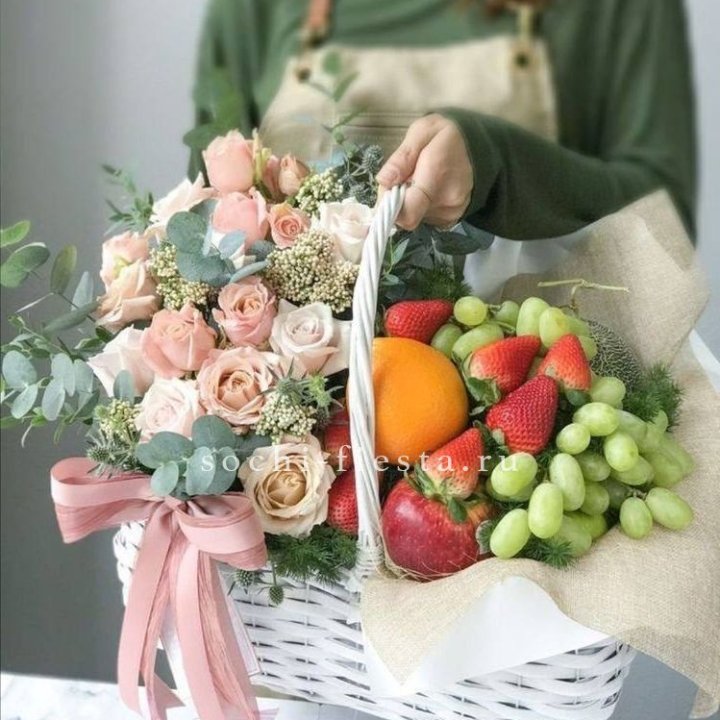 Фруктовая корзина c цветами в Рыбинске