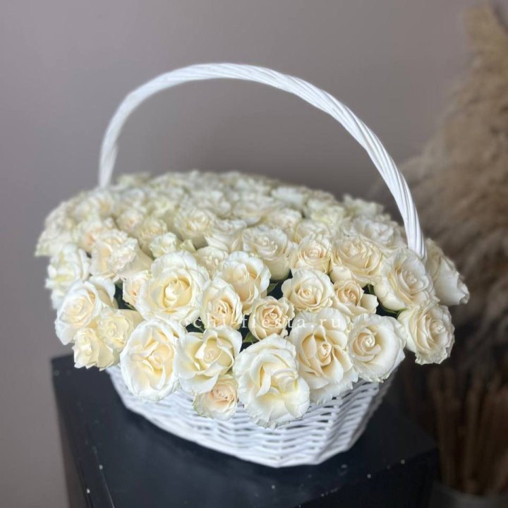 101 белая роза в корзине в Рыбинске