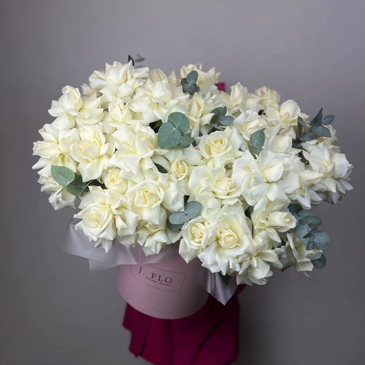 37 белых роз в боксе в Рыбинске