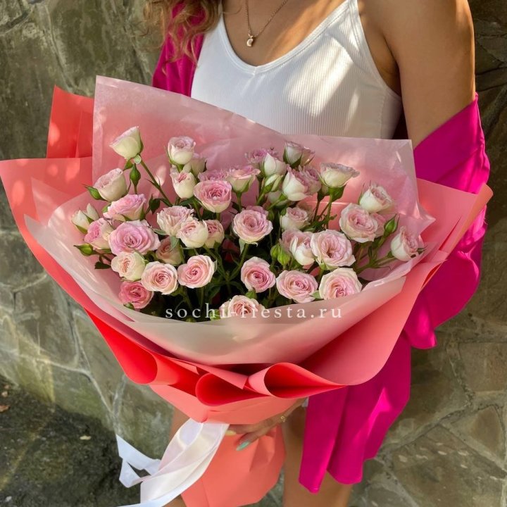 Розовые кустовые розы в Рыбинске