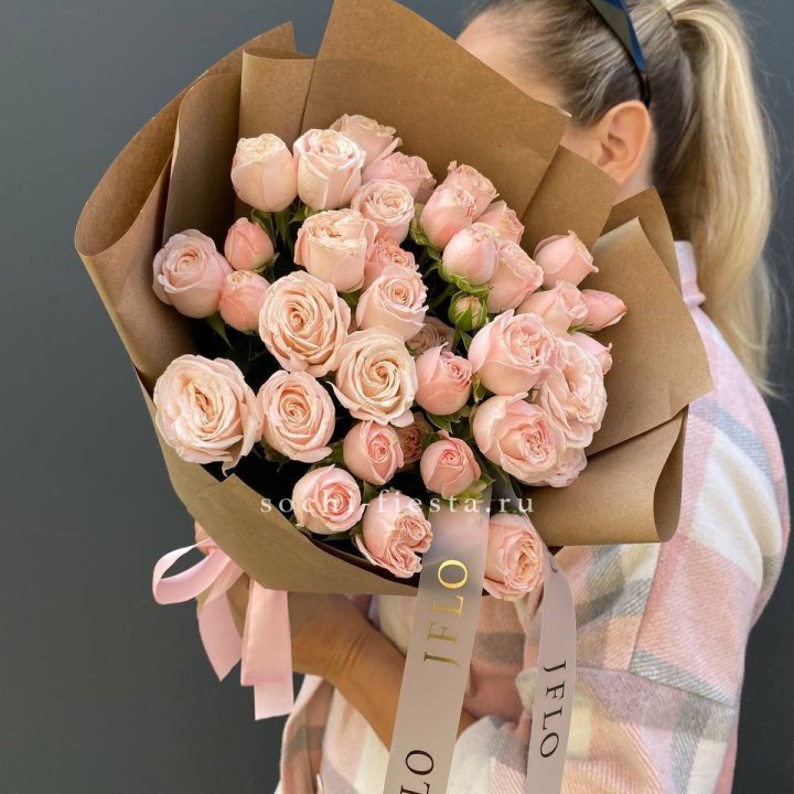 Кустовые розы Бомбастик в крафте в Рыбинске