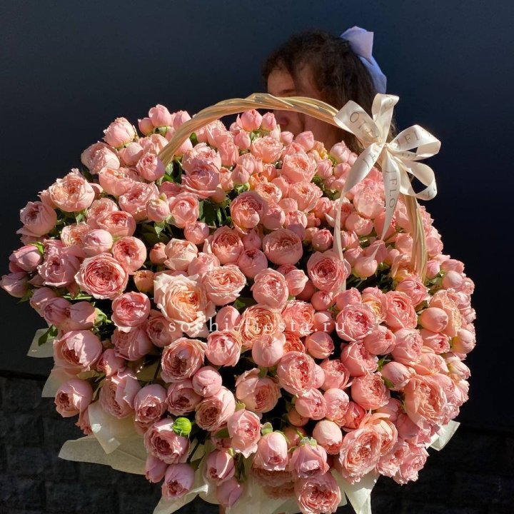 Корзина из пионовидных роз в Рыбинске