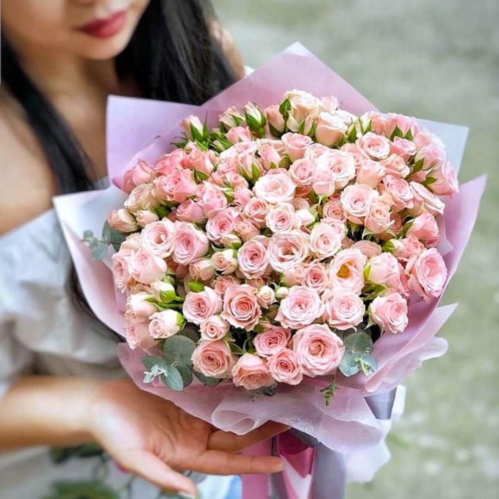 Кустовые розы с эвкалиптом в Рыбинске