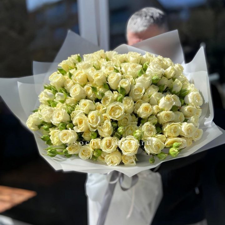 Белые кустовые розы 31 шт в Рыбинске