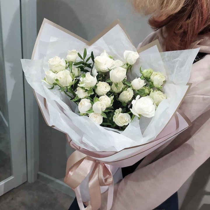 Белоснежные кустовые розы в Рыбинске