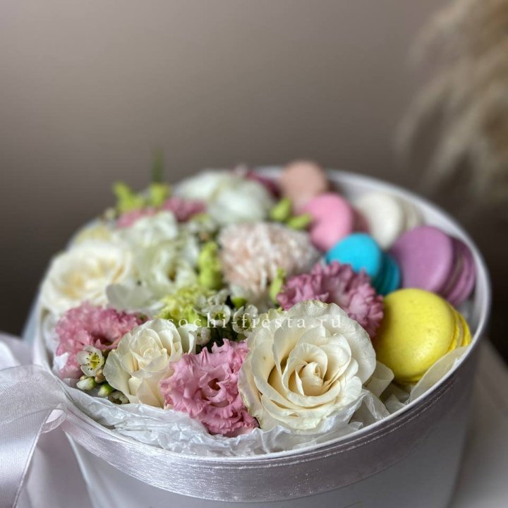 Цветы в цилиндре с макаронс "Прованс" в Рыбинске