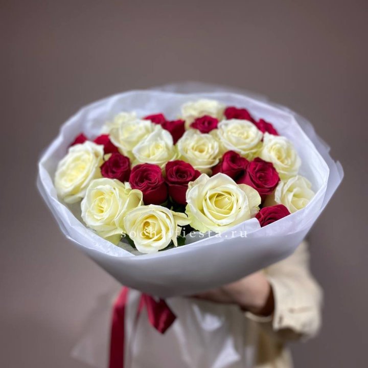 Букет их красных и белых 25 роз в Рыбинске