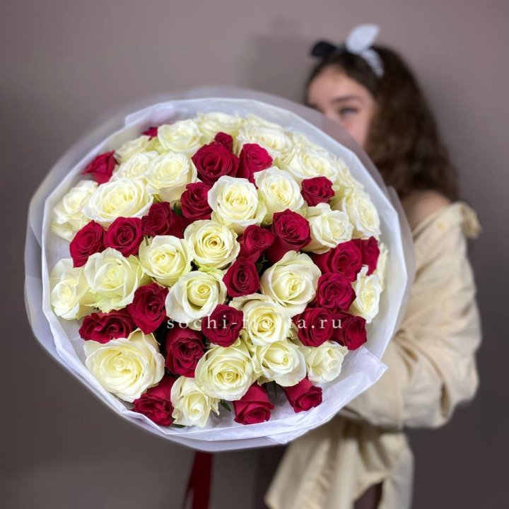 Микс из 55 роз в Рыбинске