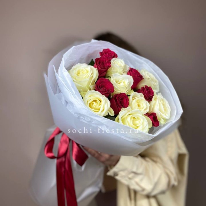 Букет из красных белых 15 роз в Рыбинске