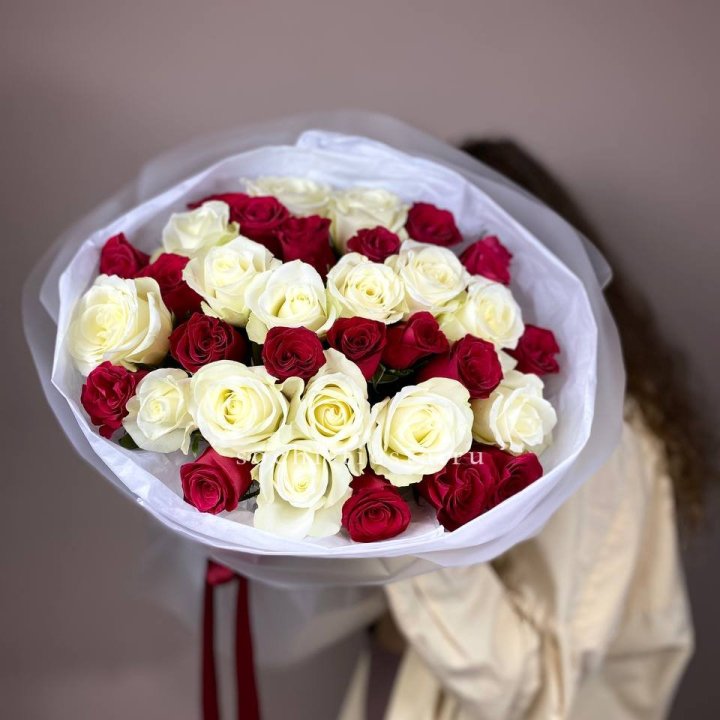 Букет из красных белых 35 роз в Рыбинске