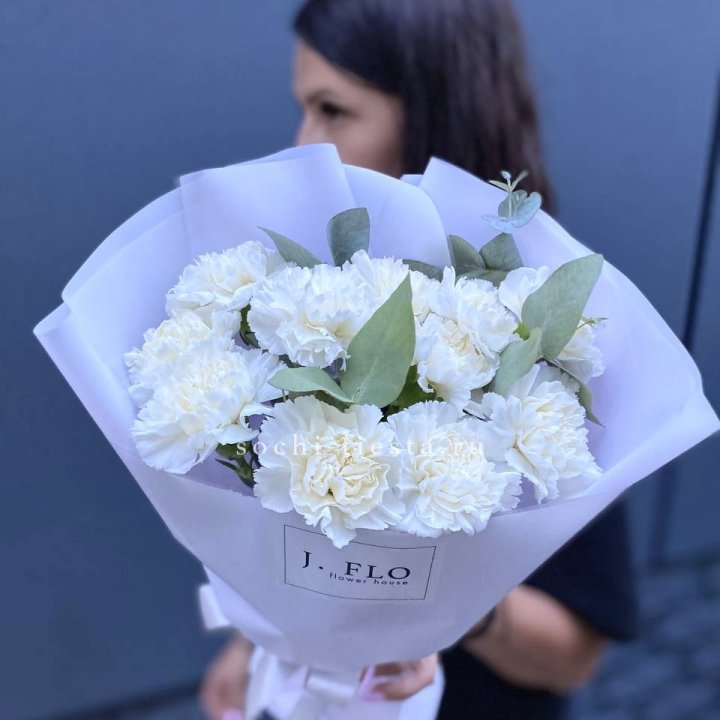 Букет белых диантусов с эвкалиптом в Рыбинске