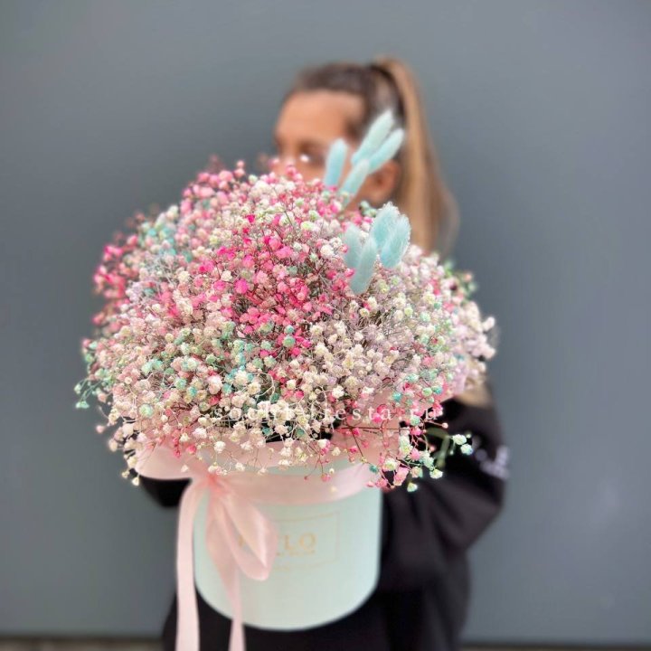 9 Радужных гипсофилы в шляпной коробке в Рыбинске