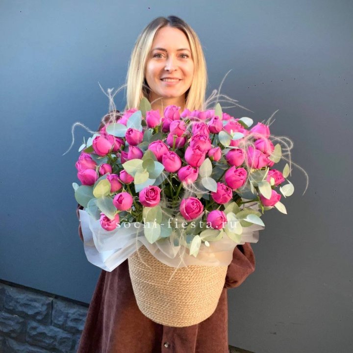 Пионовидные розы  в джутовом кашпо  в Рыбинске