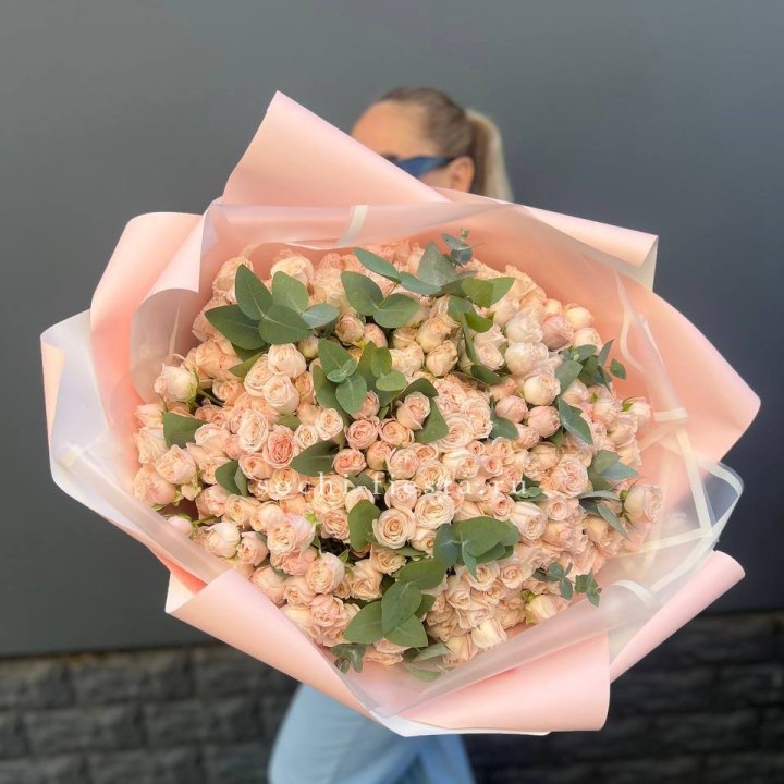 101 кустовая роза с эвкалиптом в Рыбинске