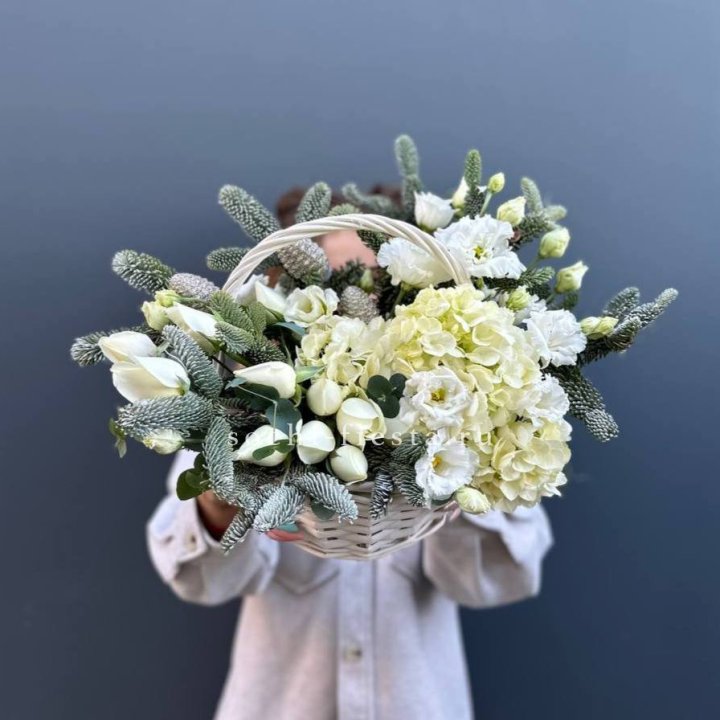 Новогодняя корзина с цветами в Рыбинске