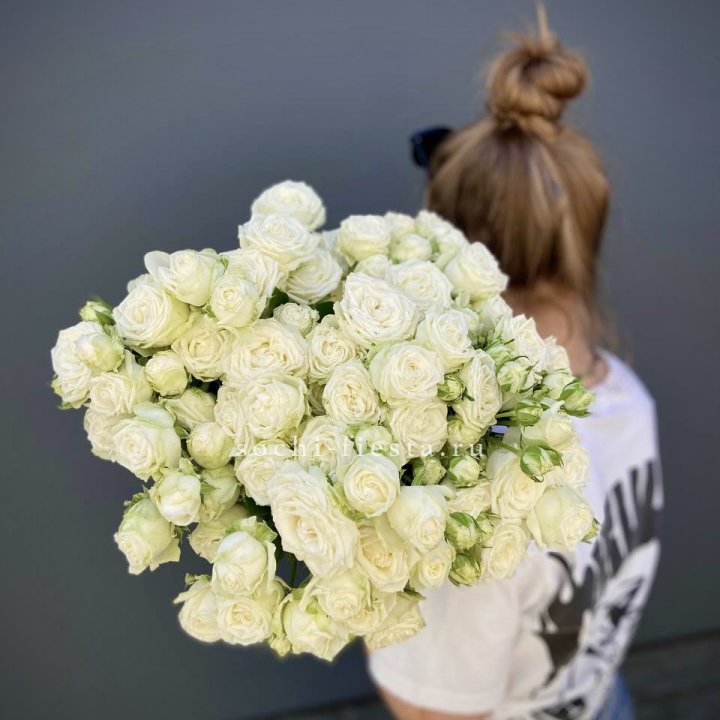 Охапка кустовых роз бомбастик  в Рыбинске