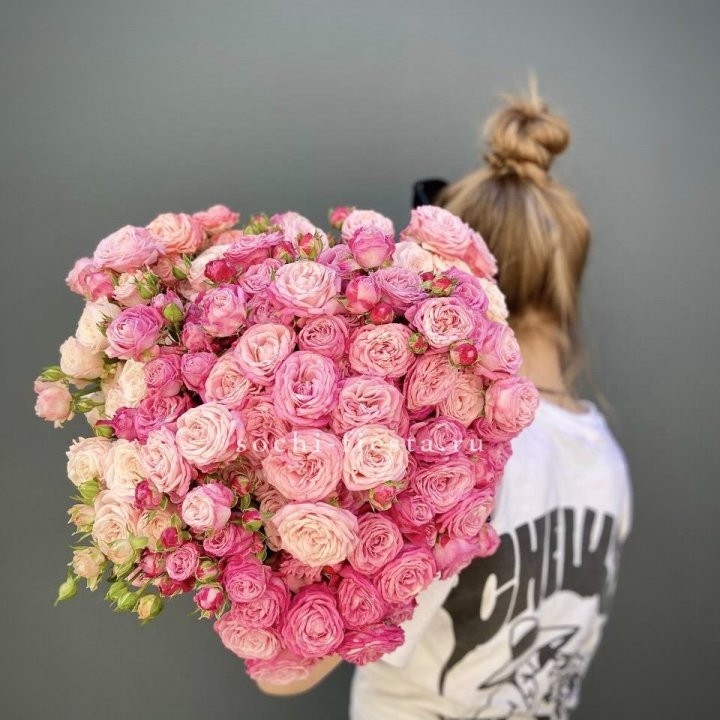 Охапка кустовых роз бомбастик пинк в Рыбинске