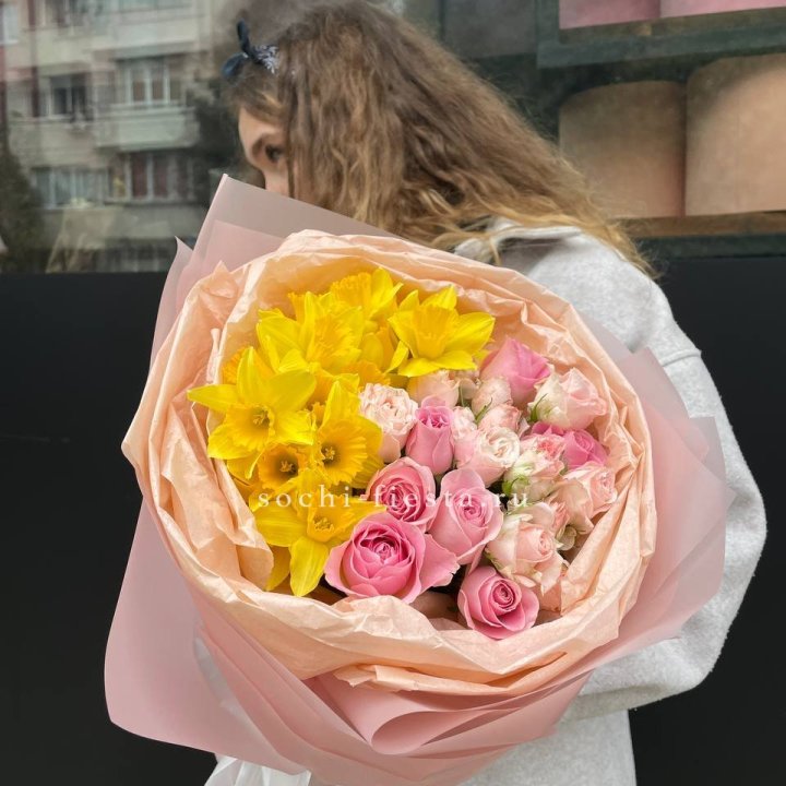 Букет роз и нарциссов в Рыбинске